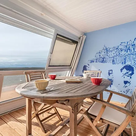 Face A La Mer, Sous Les Toits Pour 4 *