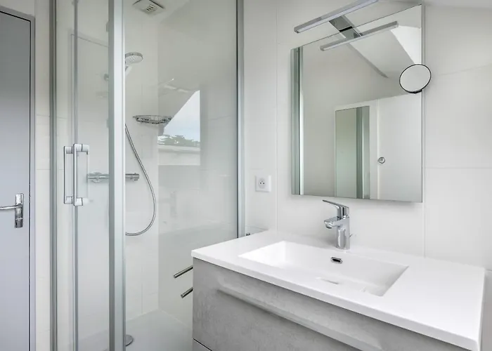 Face à La Mer, Sous Les Toits Pour 4 *